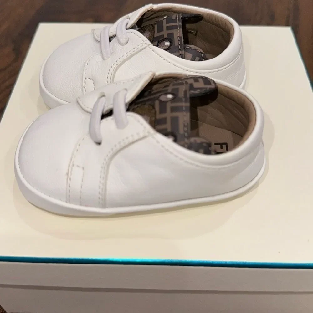FENDI BABY LOGO LACE CRIB SHOE WITH FF DETAIL 2C